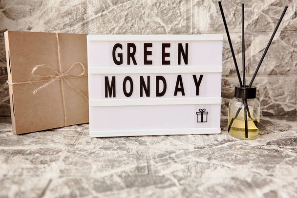 Açık Kutu Yeşil Pazartesi mesajı, el işi hediye kutusu ve koku giderici. Evden online alışveriş kavramı. Sıcak ev atmosferi - Fotoğraf, Görsel