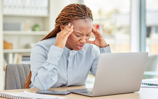 Stress, Kopfschmerzen und schwarze Frau mit Laptop im Büro mit verwirrtem, Burnout oder Angstgesicht nach Projektfehler. Kreative Start-up-Unternehmer frustriert über Technik-Panne bei E-Mail. - Foto, Bild