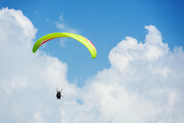 Paragliding in lucht - Foto, afbeelding