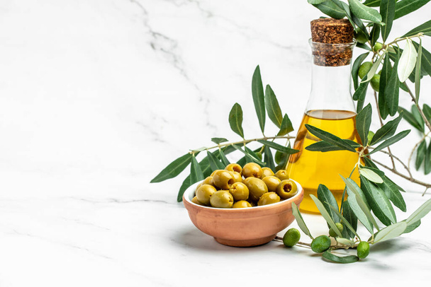 Azeite e oliveira. no fundo claro. lugar para texto, vista superior, - Foto, Imagem