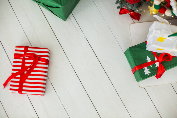primo piano di bella composizione natalizia con scatole regalo per lo sfondo - Foto, immagini