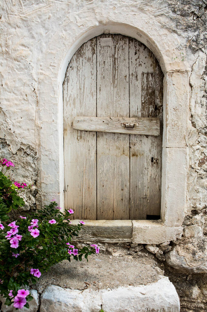 クレタ島のクリッサの村で狭くカラフルな通り。ギリシャの白い通り、美しい伝統的な住宅.  - 写真・画像