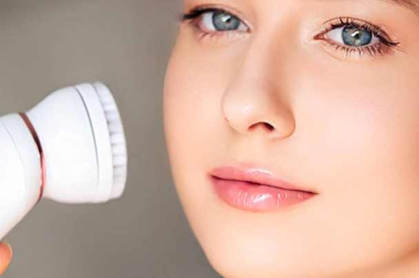 Anti-aging cosmetology and beauty treatment product, woman using face exfoliation massage roller device as cosmetic procedure and skincare routine, close-up - Φωτογραφία, εικόνα