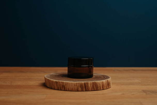 Donkere achtergrond en natuurlijk houten bureau met kopieerruimte - Foto, afbeelding
