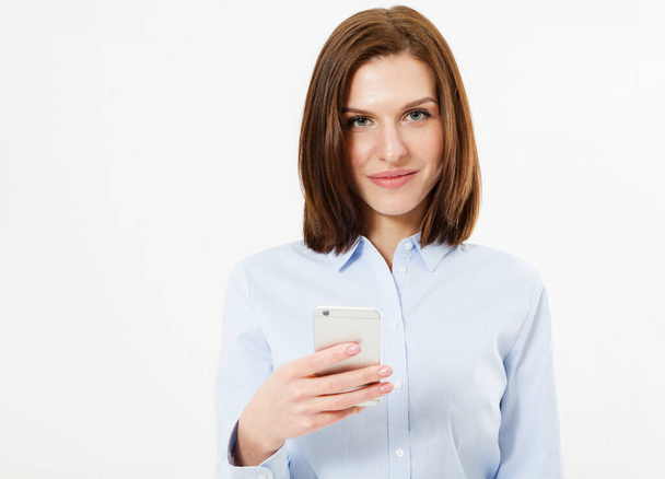 Ritratto di una donna bruna sorridente che tiene lo smartphone su sfondo bianco - Foto, immagini