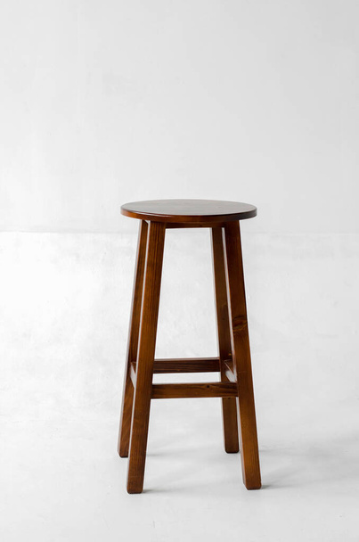 Hnědá dřevěná stolička se čtyřmi nohami na bílém pozadí - Fotografie, Obrázek