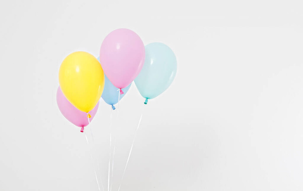 Fondo de globos de fiesta de colores. Aislado sobre blanco. Copiar espacio - Foto, imagen