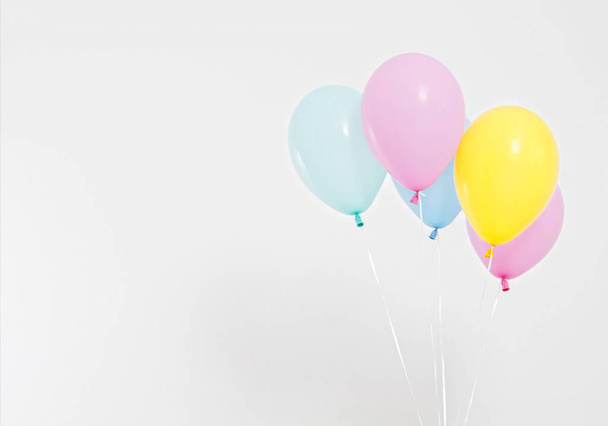 Renkli parti balonları arka planı. Beyazda izole edilmiş. Boşluğu kopyala - Fotoğraf, Görsel