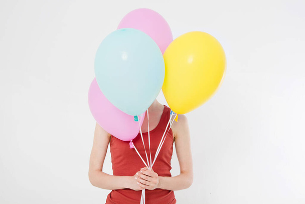 mladá žena dívka s barevnými balónky izolované na bílém pozadí. Kopírovat prostor - Fotografie, Obrázek