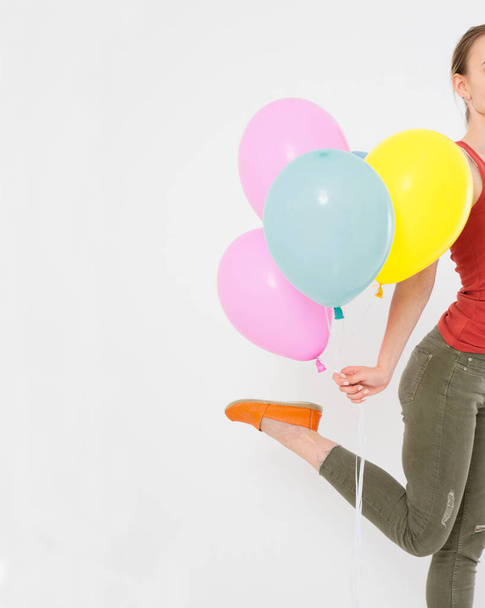 młoda kobieta dziewczyna działa z kolorowych balonów odizolowanych na białym tle. Przestrzeń kopiowania - Zdjęcie, obraz