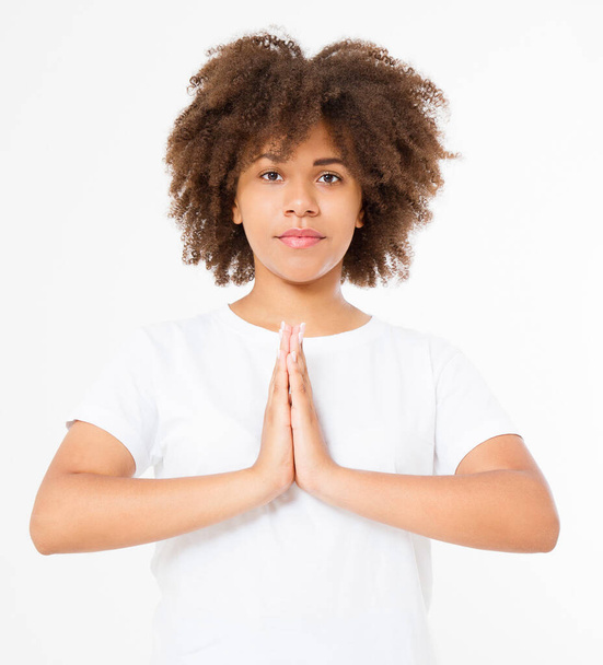 Primer plano de las manos de una mujer afroamericana negra con ropa blanca meditando en el interior, se centran en los brazos en el gesto Namaste. Concepto de estilo de vida saludable. Prepárate. Copiar espacio. Plantilla. En blanco. - Foto, imagen
