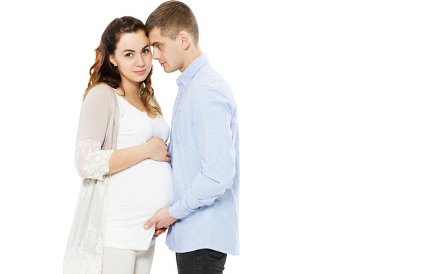 Hermosa mujer embarazada y su marido guapo sonríen mientras pasan tiempo juntos bebé nacido - Foto, imagen
