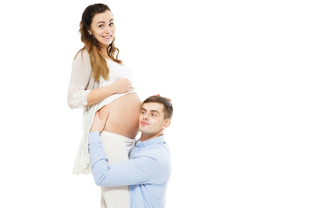 Joven pareja atractiva: madre embarazada y padre feliz que escucha vientre embarazada - Foto, Imagen