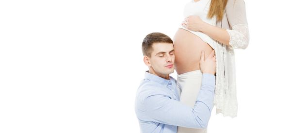 El hombre está escuchando al bebé en el vientre aislado sobre fondo blanco - Foto, Imagen