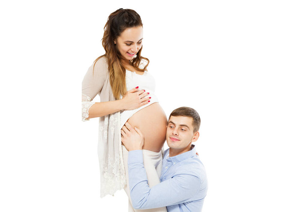 Joven pareja atractiva: madre embarazada y padre feliz que escucha vientre embarazada - Foto, Imagen