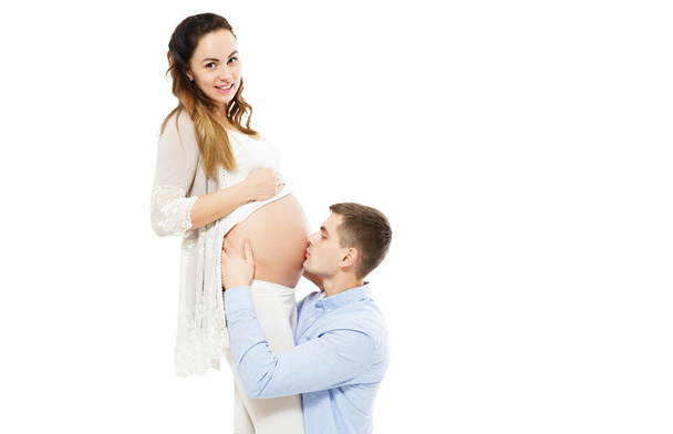 Hermosa feliz joven pareja esperando bebé - Hombre besando vientre embarazada - Foto, Imagen