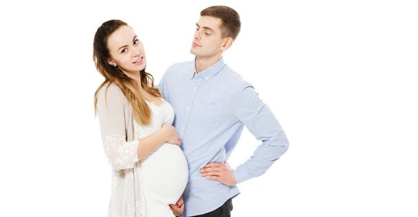 Młoda kobieta w ciąży z mężem na białym tle - Zdjęcie, obraz