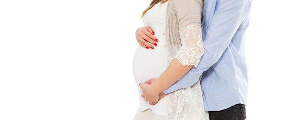 Concetto di gravidanza, attesa di un bambino, amore, cura - immagine ritagliata di giovane donna incinta e suo marito - Foto, immagini