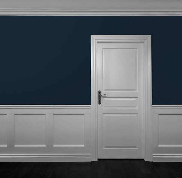 Κομψή ξύλινη πόρτα σε άδειο δωμάτιο με χώρο αντιγραφής - Φωτογραφία, εικόνα