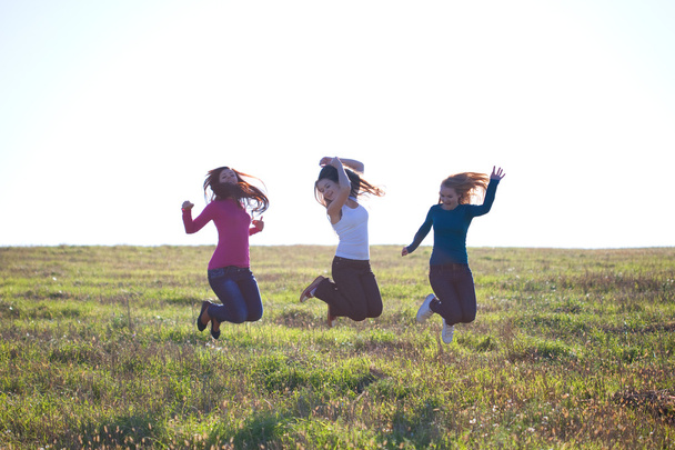 mooie tiener vrouw springen buitenshuis - Foto, afbeelding
