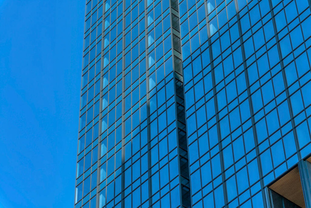 Obchodní mrakodrapy se skleněnou fasádou ve městě Austin Texas. Pohled z centra moderních komerčních budov fasády s modrým nebem pozadí. - Fotografie, Obrázek