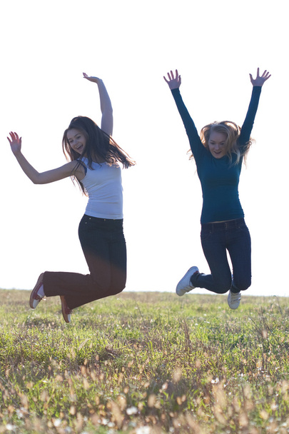 屋外ジャンプ美しい 10 代女性 - 写真・画像