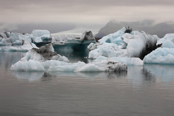 Ледниковая лагуна в Исландии. Достопримечательности Исландии. Арктический ледник. Ледник океана - Фото, изображение