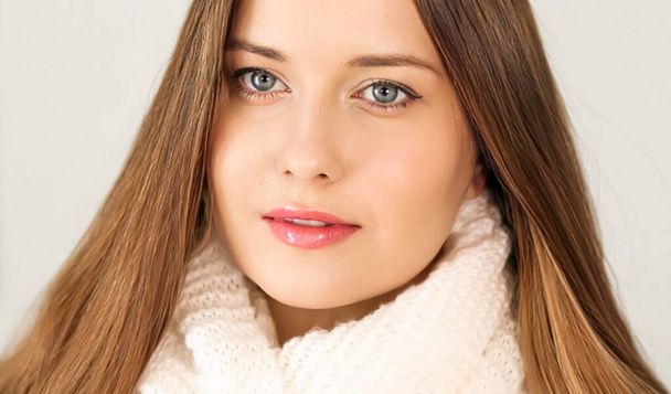 Autumn winter fashion and knitwear, beautiful woman wearing warm knitted scarf, close-up portrait - Foto, imagen