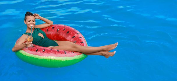 Mulher nova bonita que relaxa no anel inflável na piscina. Banner para design - Foto, Imagem