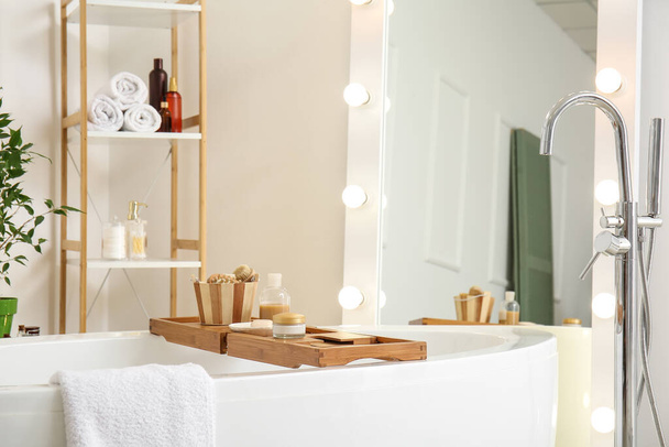 Kylpyamme tarvikkeet, peili ja hyllyt yksikkö kylpyhuoneessa - Valokuva, kuva