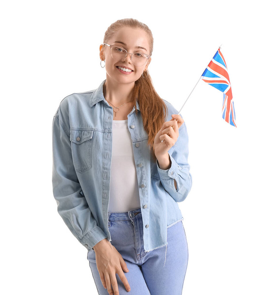 Beyaz arka planda İngiliz bayrağı olan genç bir kadın. - Fotoğraf, Görsel