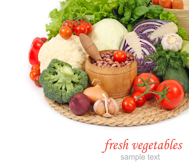 verduras frescas sobre un fondo blanco. - Foto, imagen