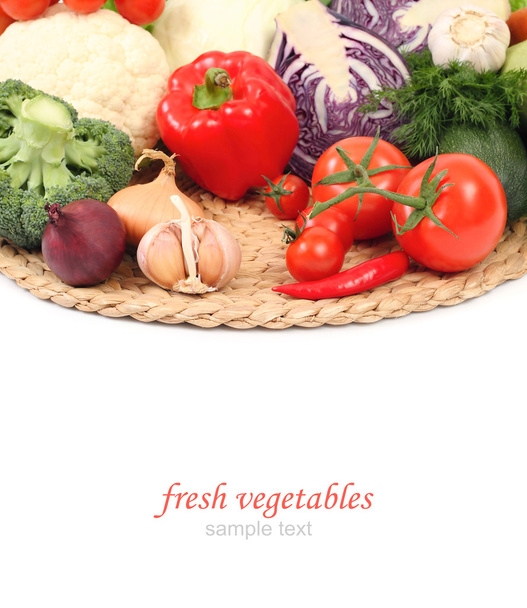 frisches Gemüse auf weißem Hintergrund. - Foto, Bild