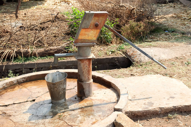 Pompa a mano vecchio metodo di estrazione dell'acqua dal pozzo in India - Foto, immagini