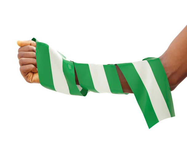 Руку загорнуто в нігерійський прапор. Кулак з 3d зображений прапор ізольований на білому тлі - Фото, зображення