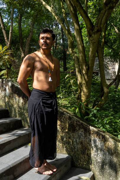 Méditation de yoga à l'extérieur. Sept chakras rayonnants. homme pratique le yoga, mexicain, gualdajara outdoor forest - Photo, image