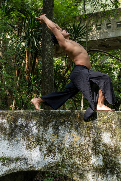 hombre visto de cerca, sin camisa haciendo estiramientos sobre esterilla de yoga, ejercicio, mexico latin america - Foto, imagen