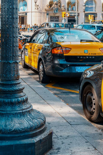 Barcelona, Espanha-18 de agosto de 2022. Barcelona táxi com sua cor amarela e preta característica. - Foto, Imagem