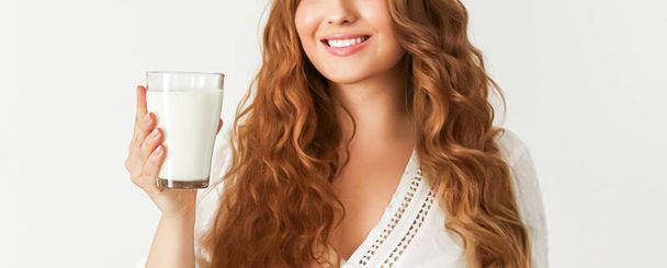 Concepto de dieta, salud y bienestar, mujer sosteniendo vaso de leche o cóctel de batido de proteínas - Foto, imagen