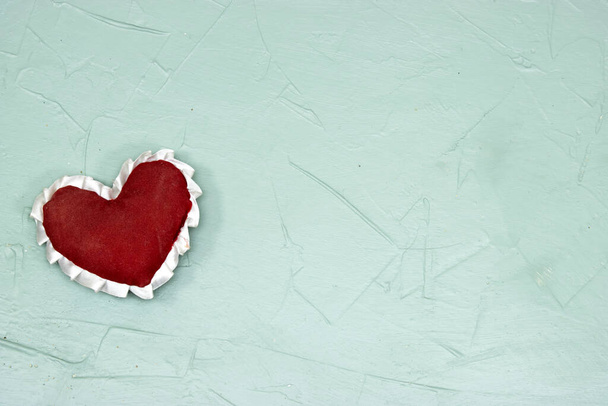 rood hart op grunge groene achtergrond, gezondheidszorg, liefde, orgaandonatie, mindfulness, welzijn, familie verzekering en MVO concept, wereld hart dag, wereld gezondheidsdag, National Organ Donor Day - Foto, afbeelding