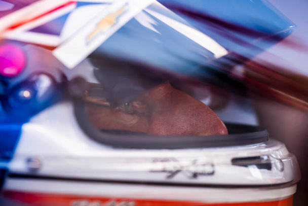 WILL POWER (12) з Тувумби (Австралія) запалює ремені в свій автомобіль для Firestone Grand Prix of Monterey на WeatherTech Raceway Laguna Seca в Монтереї, Каліфорнія.. - Фото, зображення