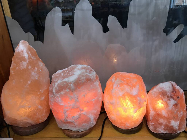 Piękny zdrowy Himalaya różowa lampa solna kryształowa czystość kamień dla wellness naturalne leczenie oczyścić powietrze łagodzić alergie poprawić nastrój - Zdjęcie, obraz