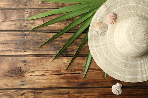 Flat lay composition with hat on wooden background, space for text. Beach objects - Foto, Imagem