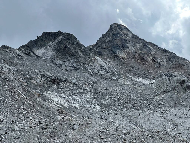 Rocky alpine peak Flueela Wisshorn or Fluela Wisshorn (3085 m) in the Silvretta Alps mountain range and in Swiss Alps massif, Davos - Canton of Grisons, Switzerland (Kanton Graubuenden, Schweiz) - Φωτογραφία, εικόνα