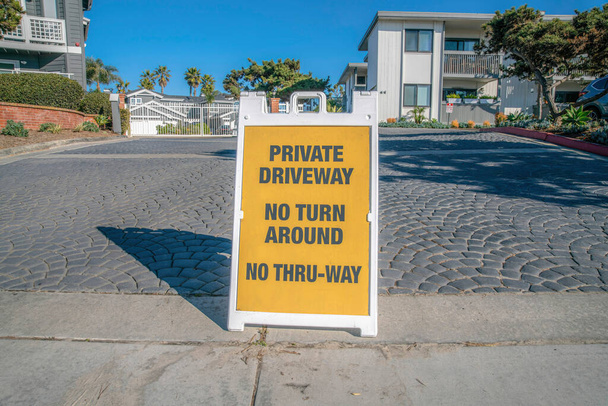 La Jolla, Kalifornia - Oznakowanie z prywatnym podjazdem, bez zawracania i bez wjazdu. Oznakowanie z przodu podjazdu z kamiennym chodnikiem i strzeżonym osiedlem mieszkalnym z tyłu. - Zdjęcie, obraz