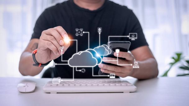 Üzletember felhőalapú számítógépes diagrammal. Felhő technológia. Adattárolás. Hálózatépítés és internetszolgáltatás fogalma. - Fotó, kép