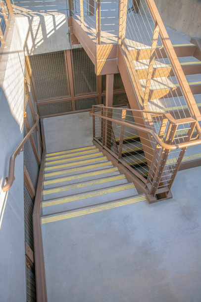 La Jolla, Kalifornien - Blick auf eine Treppe mit Anti-Rutsch-Streifen auf jeder Stufe. Mehrstöckige Treppe mit Metallgeländern und Kabelgeländern. - Foto, Bild