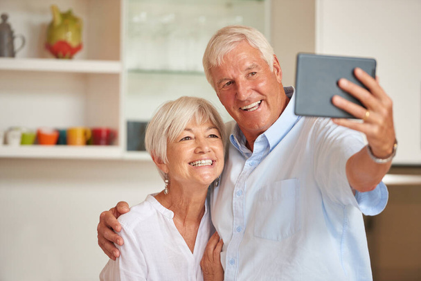 Λατρεύω αυτή τη σέλφι. ένα ηλικιωμένο ζευγάρι που βγάζει selfie με το tablet του - Φωτογραφία, εικόνα