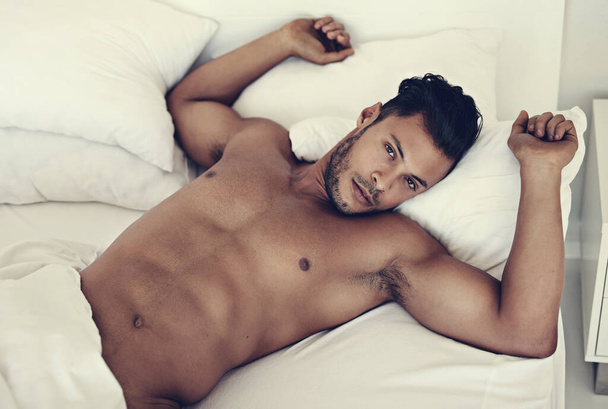 Näiden lakanoiden välissä on vain seksikkyyttä. komea alaston mies sängyssä aamulla - Valokuva, kuva