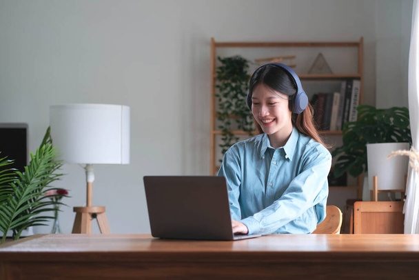 Aasian tyttö opiskelija verkossa oppiminen luokan opiskella verkossa video puhelun zoom opettaja, Happy aasialainen tyttö oppia englannin kieltä verkossa tietokoneen kannettavan - Valokuva, kuva